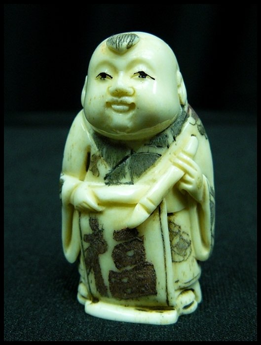 2" ANTIQUE BONE JAPANESE NETSUKE: 2" Antique Bone Japanese Netsuke - This Is Japanese Netsuke. All Hand Carved From Real Bone. Hand Painted With Signature On The Bottom. There Are 2 Holes On The Back, Which Is Used For Hanging. Very D