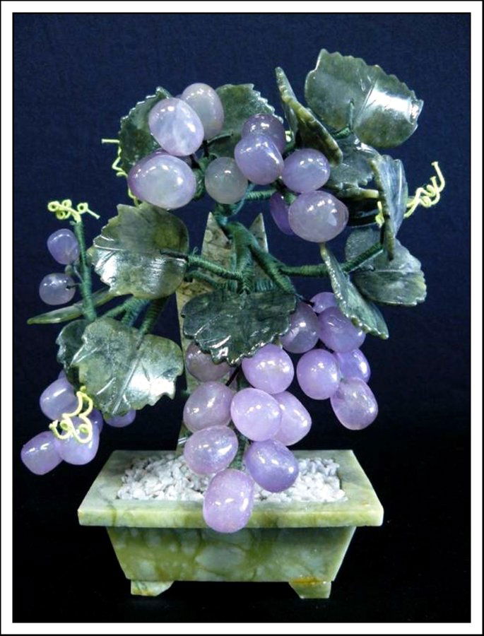 LAVENDER JADE GRAPES TREE: Lavender Jade Grapes Tree - This Loverly And Beautiful Jade Grapes Tree Is Made Of Lavender Jade. The Leaves And Pot Are Made Of Green Taiwan Jade. It Is An Ideal Decoration For Your Living Room, Dinn