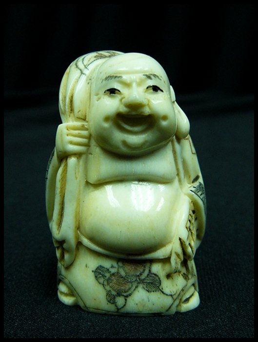 2" ANTIQUE BONE JAPANESE NETSUKE: 2" Antique Bone Japanese Netsuke - This Is Japanese Netsuke. All Hand Carved From Real Bone. Hand Painted With Signature On The Bottom. There Are 2 Holes On The Back, Which Is Used For Hanging. Very D
