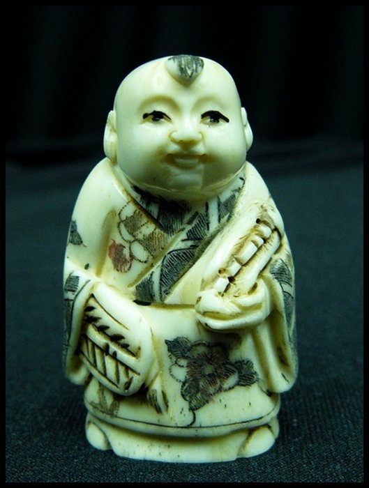 2" ANTIQUE BONE JAPANESE NETSUKE (N094): 2" Antique Bone Japanese Netsuke (N094) - 1"X1.5"X2" - This Is Japanese Netsuke. All Hand Carved From One Solid Piece Ofbone. Hand Painted With Signature On The Bottom. There Are 2 Holes On The Back, 