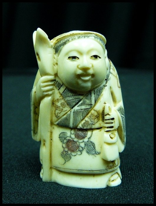 2" ANTIQUE BONE NETSUKE: 2" ANTIQUE BONE NETSUKE - This Is Japanese Netsuke. All Hand Carved From Real Bone. Hand Painted With Signature On The Bottom. There Are 2 Holes On The Back, Which Is Used For Hanging. Very Detailed. 