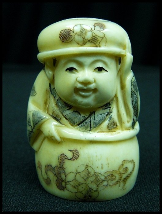 2" ANTIQUE BONE NETSUKE: 2" ANTIQUE BONE NETSUKE - This Is Japanese Netsuke. All Hand Carved From Real Bone. Hand Painted With Signature On The Bottom. There Are 2 Holes On The Back, Which Is Used For Hanging. Very Detailed. 