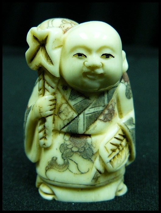 2" ANTIQUE BONE NETSUKE: 2" ANTIQUE BONE NETSUKE - This Is Japanese Netsuke. All Hand Carved From Real Bone. Hand Painted With Signature On The Bottom. There Are 2 Holes On The Back, Which Is Used For Hanging. Very Detailed. 