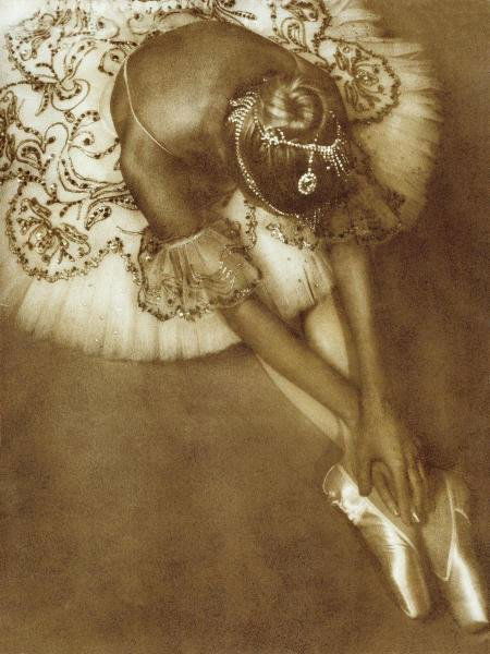 JOY GOLDKIND - POINTE - Giclée on Canvas: JOY GOLDKIND - POINTE - Giclée on Canvas 30 x 40 in. - A Giclée Print Is The Highest Quality Print Available Today. Because There Is No Visible Dot Screen Pattern, The Resulting Image Has All Of The