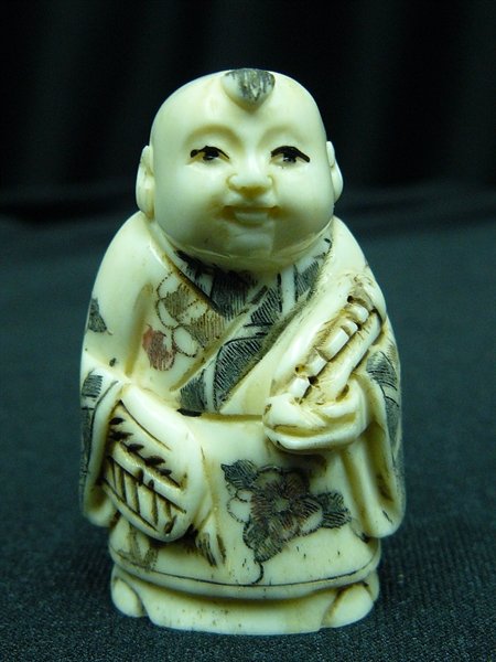 2" ANTIQUE BONE NETSUKE: 2" Antique Bone Netsuke - 1"x1.5"x2" - This Is Japanese Netsuke. All Hand Carved From One Solid Piece Of Cow Bone. Hand Painted With Signature On The Bottom. There Are 2 Holes On The Back, Which Is Us