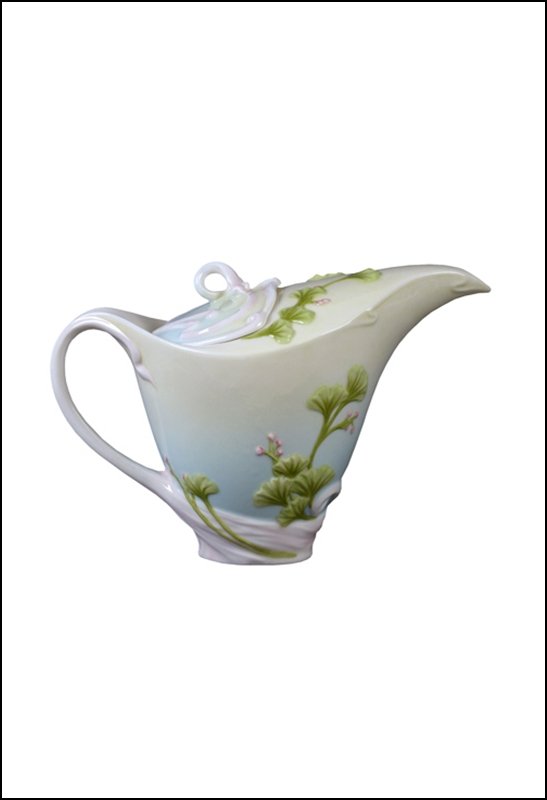 GINGKO TEA POT: Gingko Tea Pot - Material - Fine Porcelain - Size - (l) 7 1/4