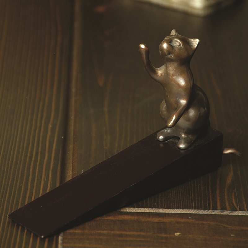 CAT DOORSTOP: Cat Doorstop - Weight: 0.600 Lbs - Size: 4.5"H 7"W 2"D - Material: Brass