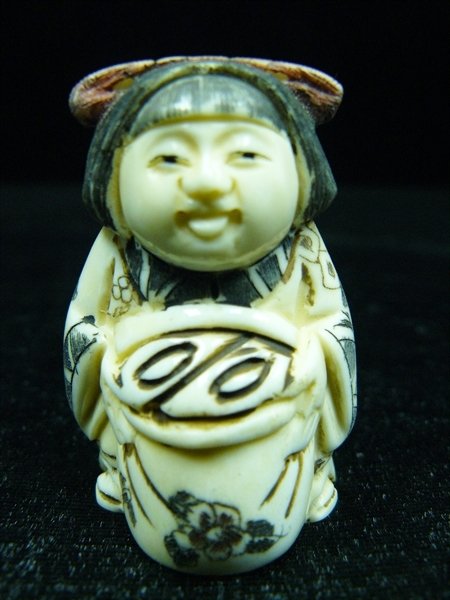2" ANTIQUE BONE NETSUKE: 2" Antique Bone Netsuke - 1"x1.5"x2" - This Is Japanese Netsuke. All Hand Carved From One Solid Piece Of Cow Bone. Hand Painted With Signature On The Bottom. There Are 2 Holes On The Back, Which Is Us