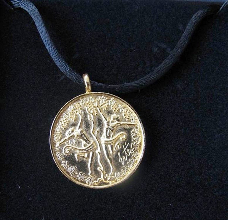 ERTE "I LOVE YOU" SIGNED GOLD MEDALLION NECKLACE: This Beautiful Double Sided Gold Pendant Necklace From The Erte Collection. This Medallion Shows A Man And Woman Dancing, Surrounded By Vines, Grapes & Grape Leaves. The Reverse Side Reads "i Love You