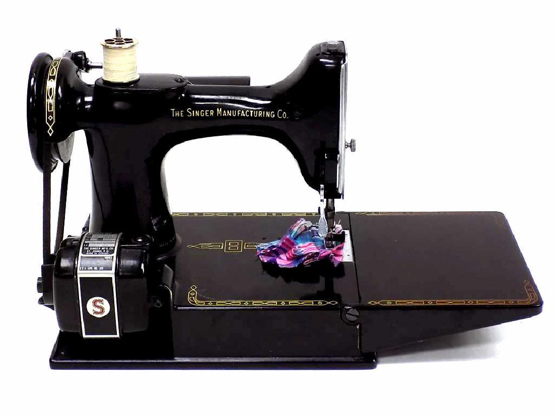 SINGER FEATHERWEIGHT SEWING MACHINE No. 221K (1 of 5)