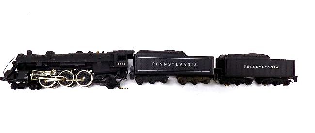 MANTUA PACIFIC HO STEEL TRAIN LOCOMOTIVE W/ CARS: Antique Mantua Pacific Steel Train Locomotive with Pennsylvania Cars. HO Scale.