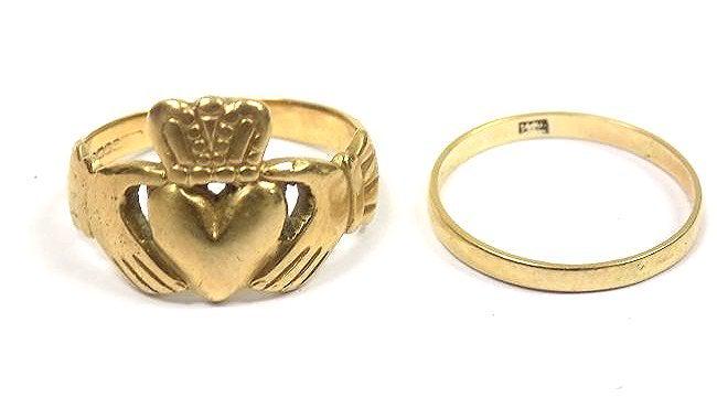 14K GOLD IRISH CLADDAH RING & MATCHING BAND: Solid 14K Yellow Gold Irish Claddah Wedding Ring with Matching Band. Stamped Made In Ireland with Various European marks. Size 7. 7 grams
