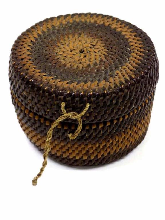 NATIVE AMERICAN INDIAN WOVEN MINIATURE BASKET (1 of 3)