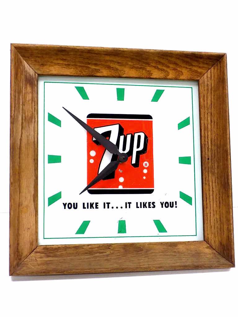VINTAGE 7UP STORE ADVERTISING LIGHTED CLOCK (1 of 2)