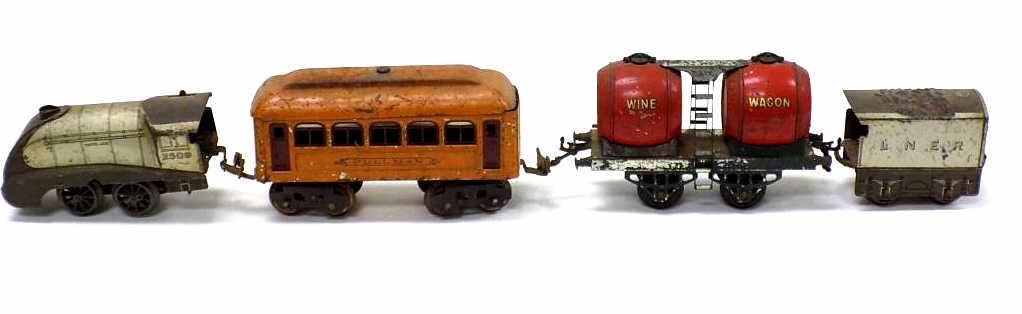 LIONEL & HORNSBY PREWAR O GAUGE METAL TOY TRAIN SET: Lionel Corp New York Antique Prewar O Gauge Tin Metal Toy Train and others. Including: Streamline Silver Link Locomotive, Pullman Car, LNER Coal Tender Car. Including an O Gauge Wine Wagon Hornby Seri