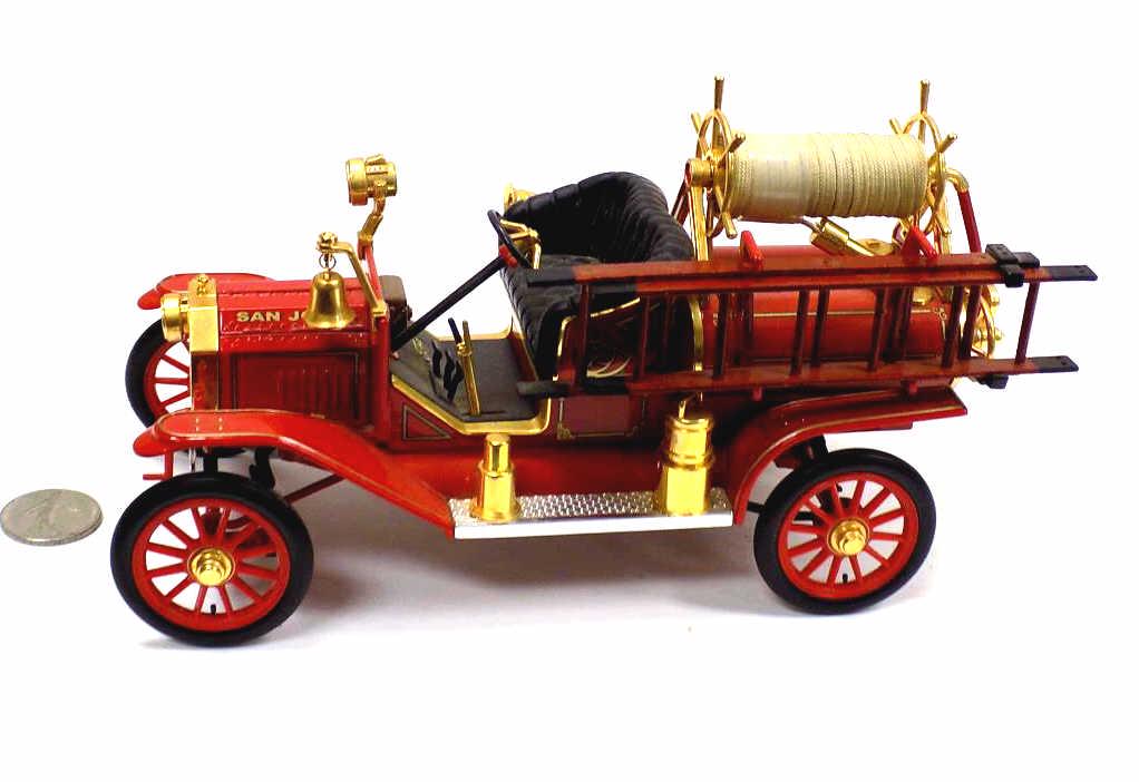 1914 FORD MODEL T DIE CAST METAL FIRE TRUCK / CAR (1 of 7)