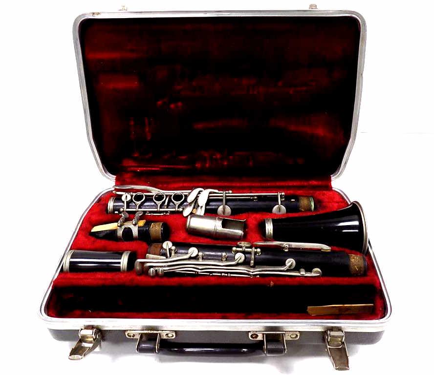 BUNDY CLARINET MUSICAL INSTRUMENT WITH CASE (1 of 4)