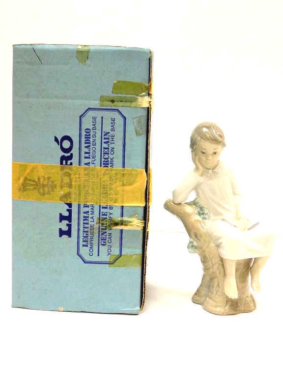 LLADRO - THINKER BOY PORCELAIN FIGURE (1 of 4)