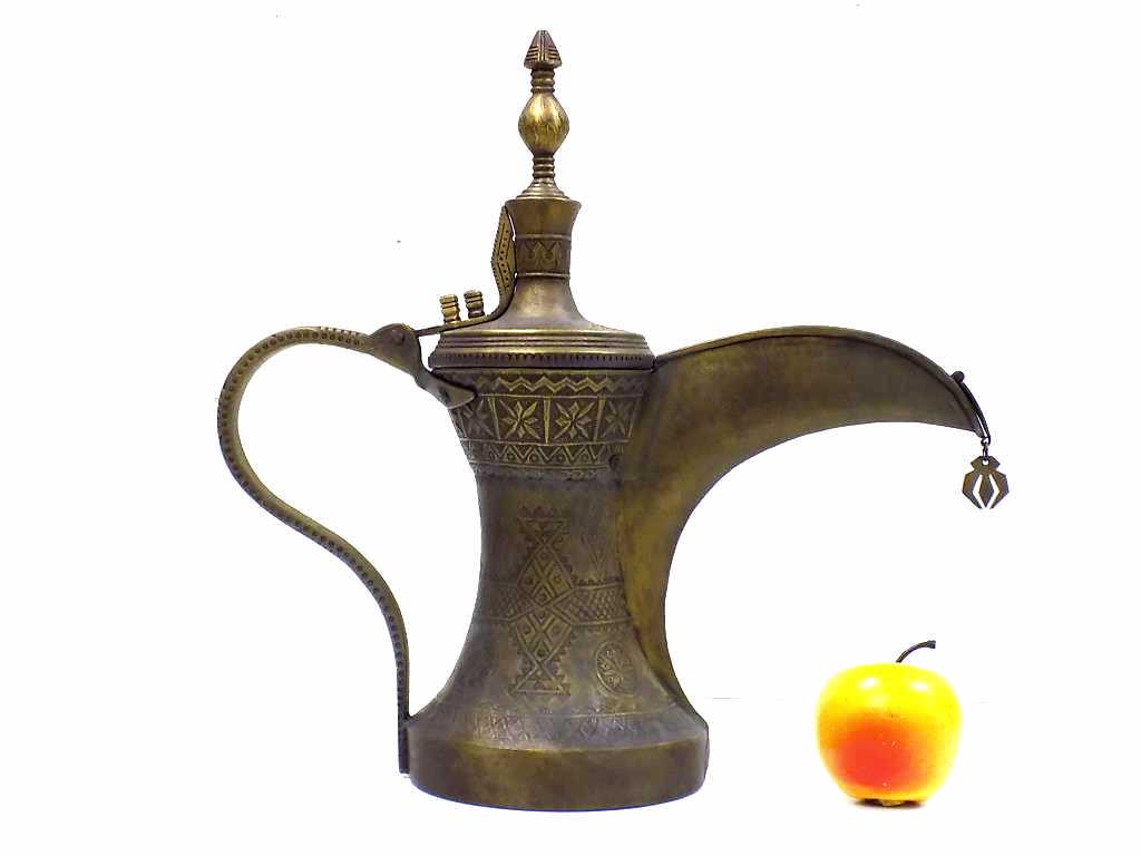 FINE ISLAMIC ARABIAN DALLAH BEDUIN COFFEE POT (1 of 4)