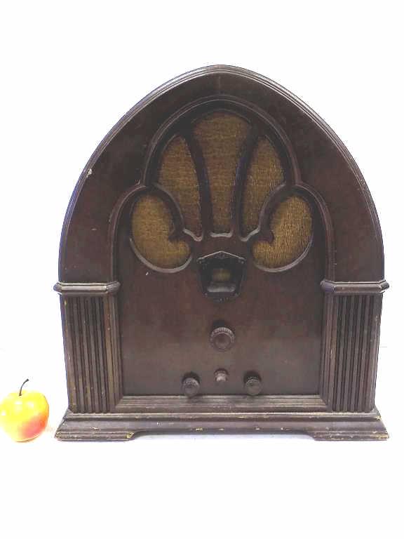 BIG PHILCO MODEL 90 CATHEDRAL TUBE RADIO (1 of 5)
