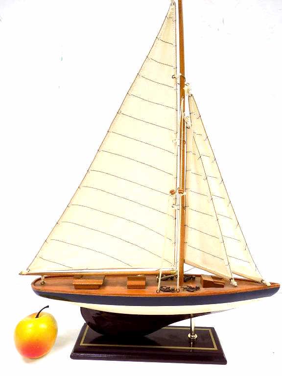 VINTAGE SAILBOAT SCALE MODEL (1 of 2)