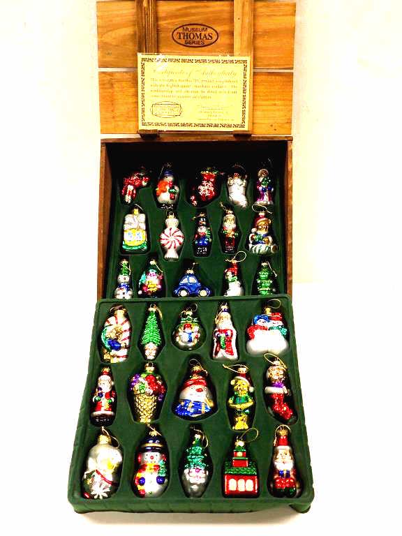 THOMAS PACCONI MUSEUM SERIES CHRISTMAS ORNAMENTS (1 of 4)
