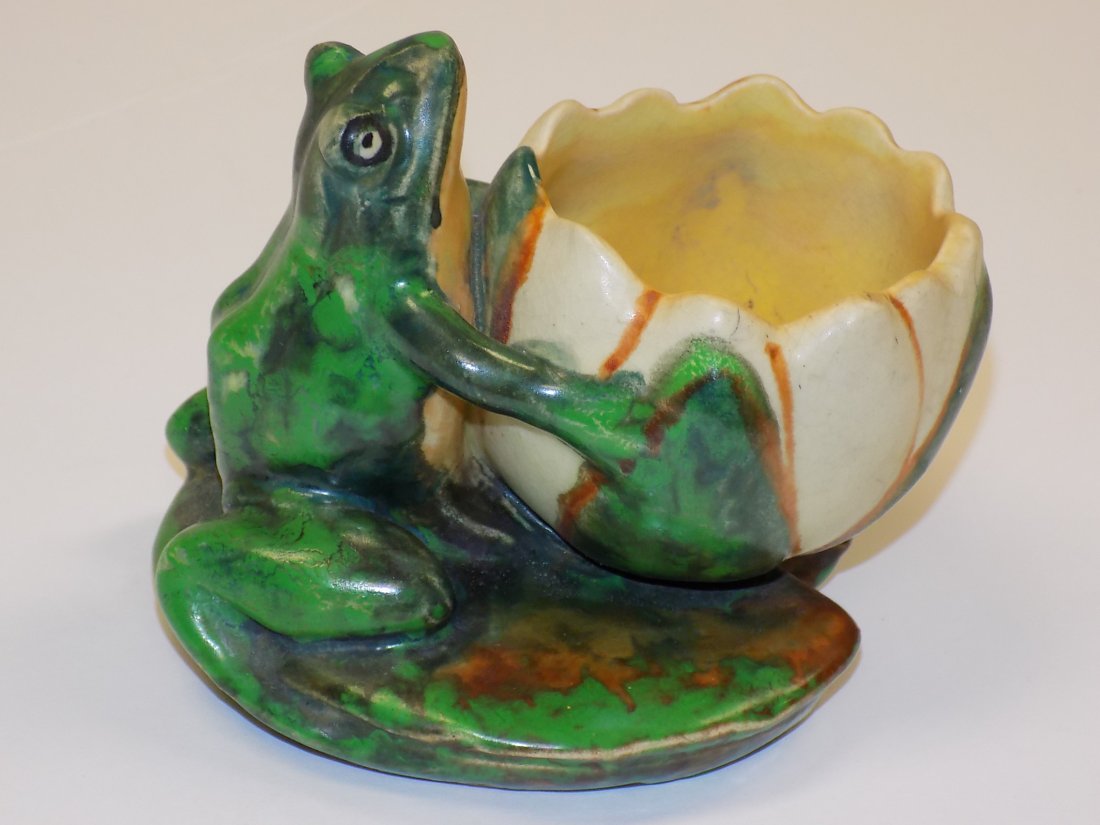 WELLER POTTERY FROG W/ LOTUS BLOSSOM (1 of 5)