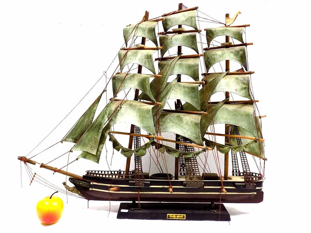 VINTAGE BRITISH CUTTY SARK SHIP MODEL: Vintage British Cutty Sark Ship Model. Nice Detail. Height 22.50" x Length 26"