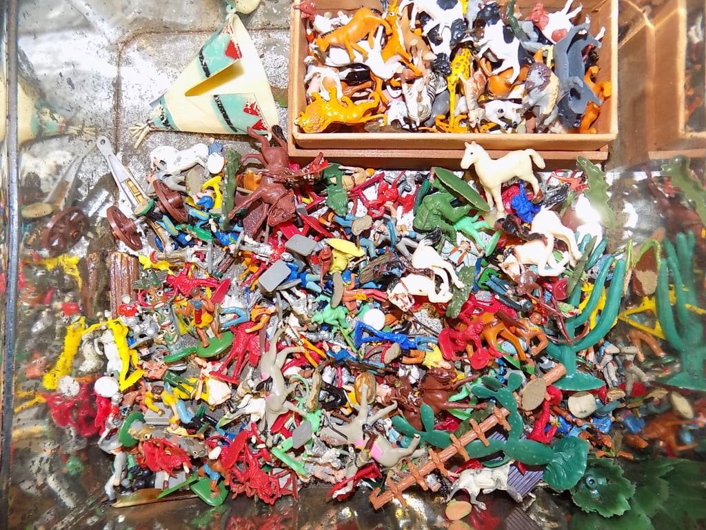 VINTAGE MINIATURE TOY COWBOYS INDIANS ANIMALS LOT (1 of 4)