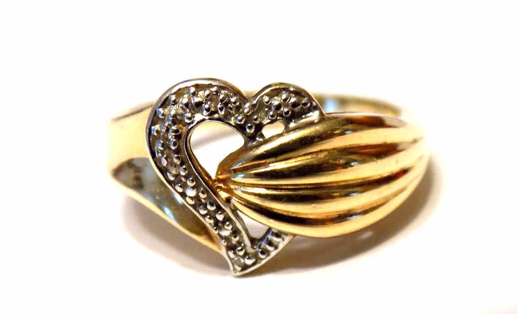 10K YELLOW GOLD & DIAMOND HEART RING (1 of 2)