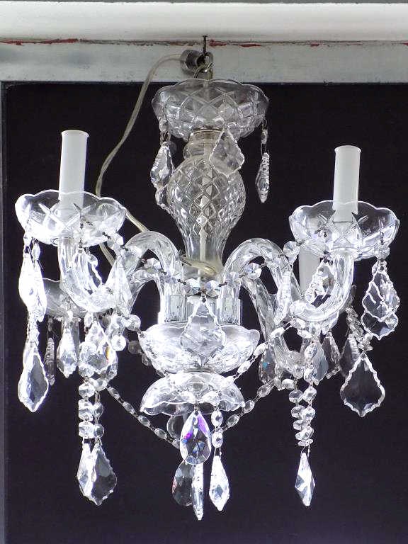 ELEGANT VENETIAN GLASS CHANDELIER: Elegant Venetian Glass Chandelier with 4 Arms. Height 12.50" x Diameter 17.50"