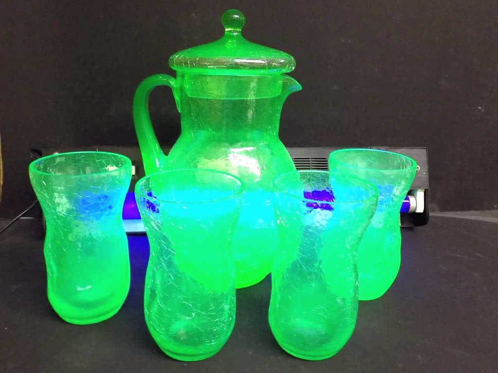 VINTAGE GREEN URANIUM CRACKLE GLASS DRINK SET: 1950'S Green Uranium Crackle Glass Pitcher and Glass Drink Set. 4 Pinch Glasses..
