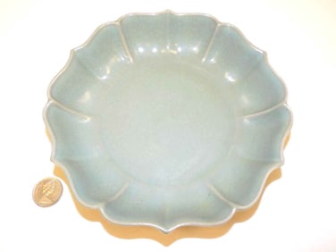 CHINESE SONG DYNASTY SCALLOPED FORM CELADON BOWL