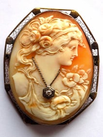 VICTORIAN MAIDEN CAMEO GOLD CABACHON W/ DIAMOND