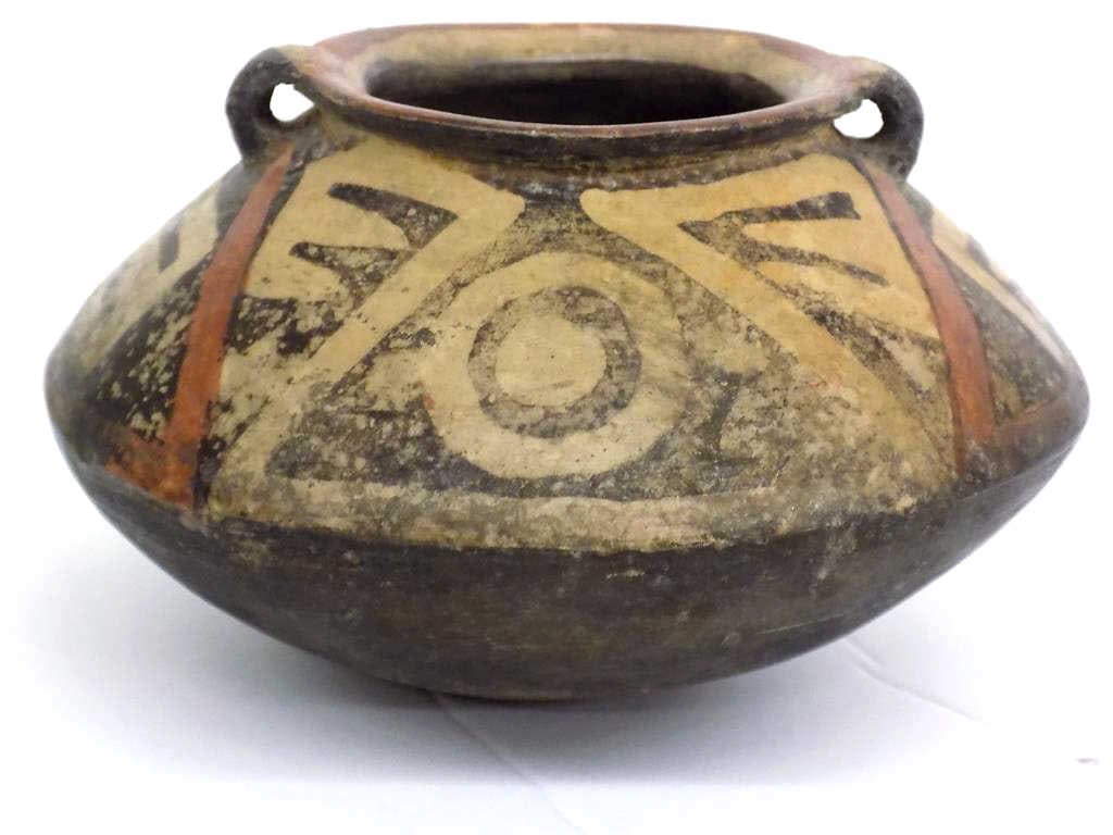 NATIVE AMERICAN INDIAN SIGNED POTTERY JAR (1 of 4)