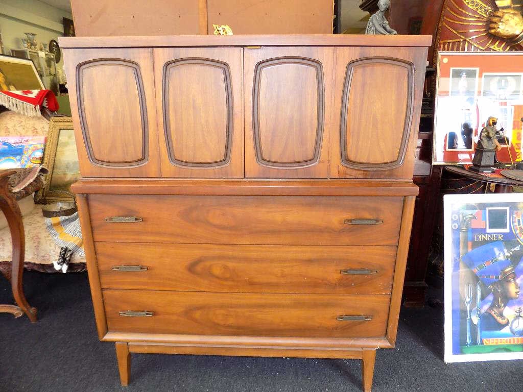 MIDCENTURY MODERN TEAK DRESSER: Midcentury Modern Danish Teak Wood Dresser. Height 47" x 18" x Length 40"