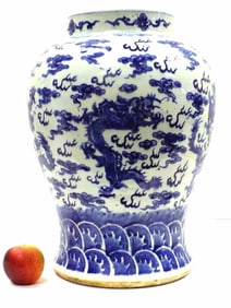 CHINESE MING DYNASTY DRAGON PALACE VASE