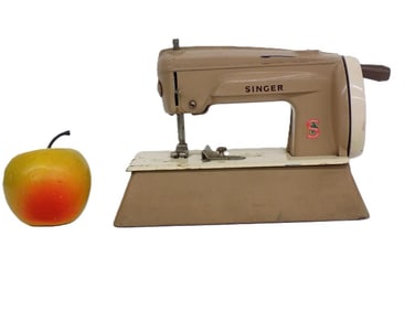 VINTAGE SINGER SEWHANDY CHILD'S SEWING MACHINE