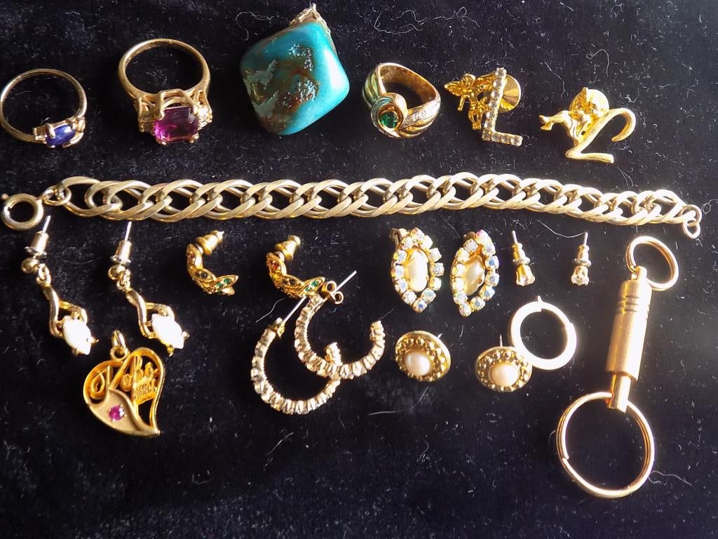 VINTAGE COSTUME JEWELRY LOT WITH TURQUOISE (1 of 3)