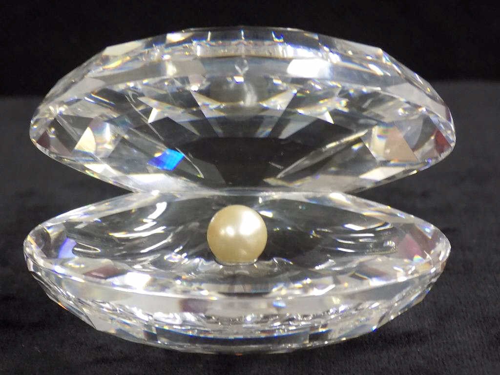 SWAROVSKI CRYSTAL ART GLASS CLAM PEARL SCULPTURE: Swarovski Crystal Art Glass Clam Shell with Pearl Sculpture. Aquatic Worlds Series. Designed by Michael Stamey. Approximately 2" x 2.25" x 2.5" 1 lb