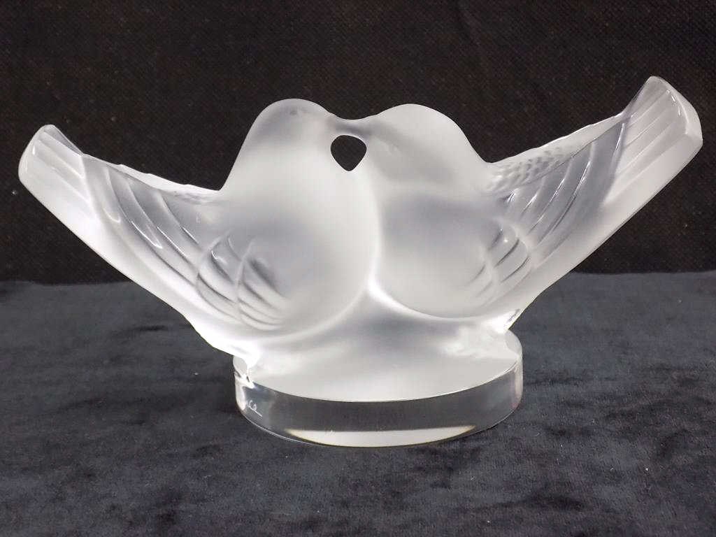 LALIQUE CRYSTAL ART GLASS LOVEBIRDS SCULPTURE: Rene Lalique Crystal Frosted Art Glass Sculpture. Entitled Two Lovebirds. Signed Base. Made in France. Larger Version 3" x 2.25" x 6" 1 lb