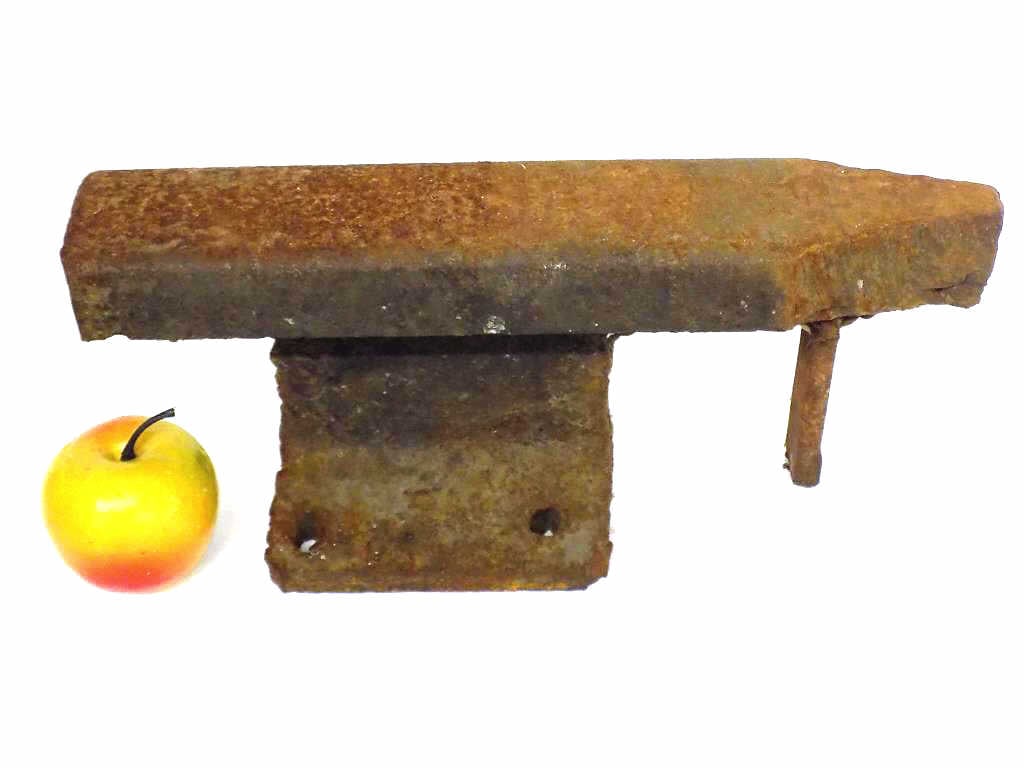 HUDSON RIVER VALLEY IRON TOOL BENCH ANVIL (1 of 2)
