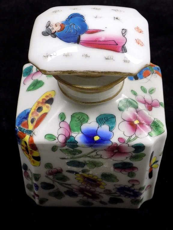 CHINESE CHING DYNASTY PORCELAIN TEA CADDY (1 of 7)