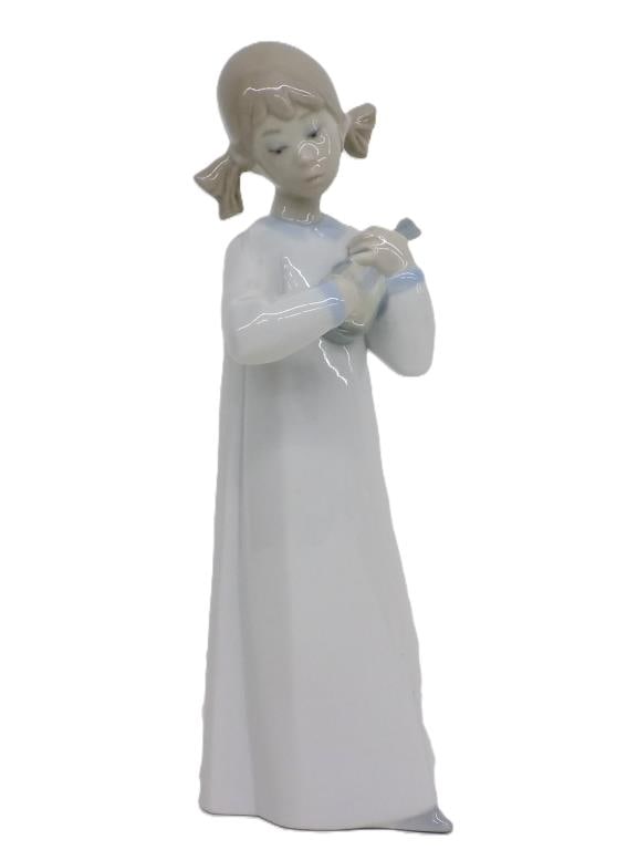 LLADRO GIRL WITH GUITAR PORCELAIN FIGURINE: Lladro Porcelain Figurine Entitled Girl With Guitar. Sculpted By Fulgencio Garcia. Base Mark. Made in Spain. 8" x 2.25" x 3" 1 lb