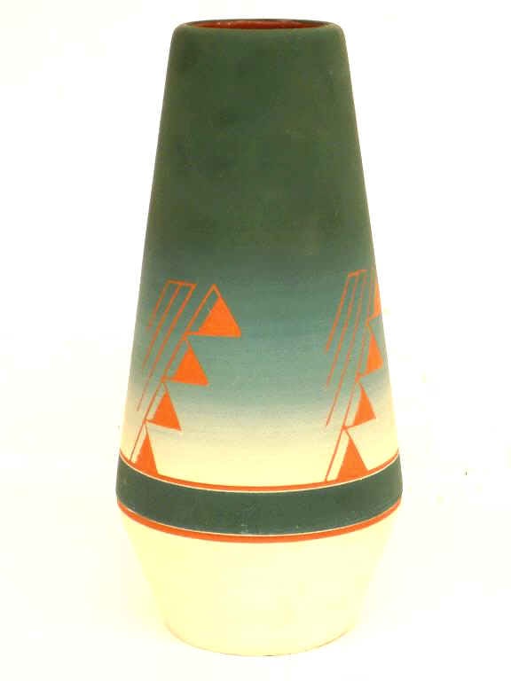 NATIVE AMERICAN SIOUX INDIAN SIGNED POTTERY VASE (1 of 2)