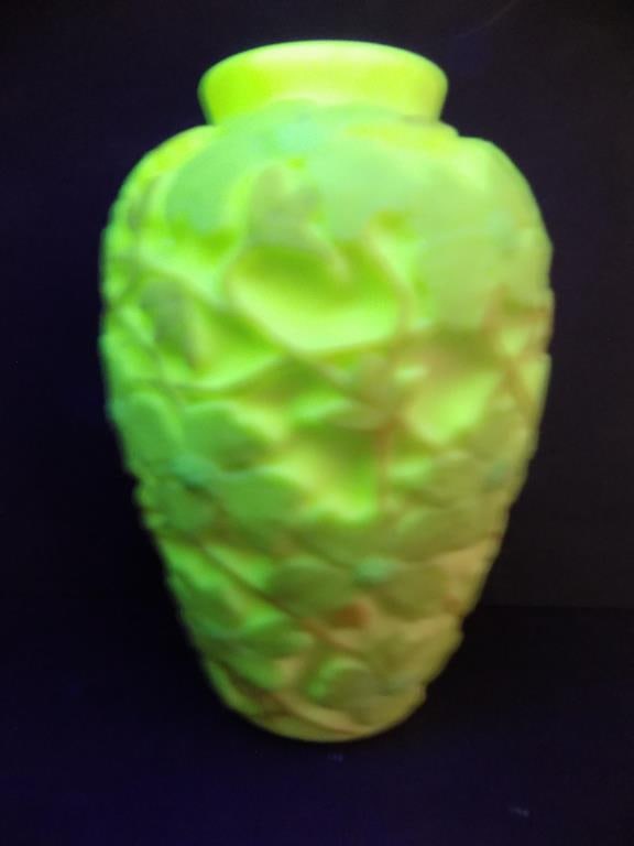 PHOENIX GLASS DOGWOOD URANIUM GLASS VASE (1 of 4)
