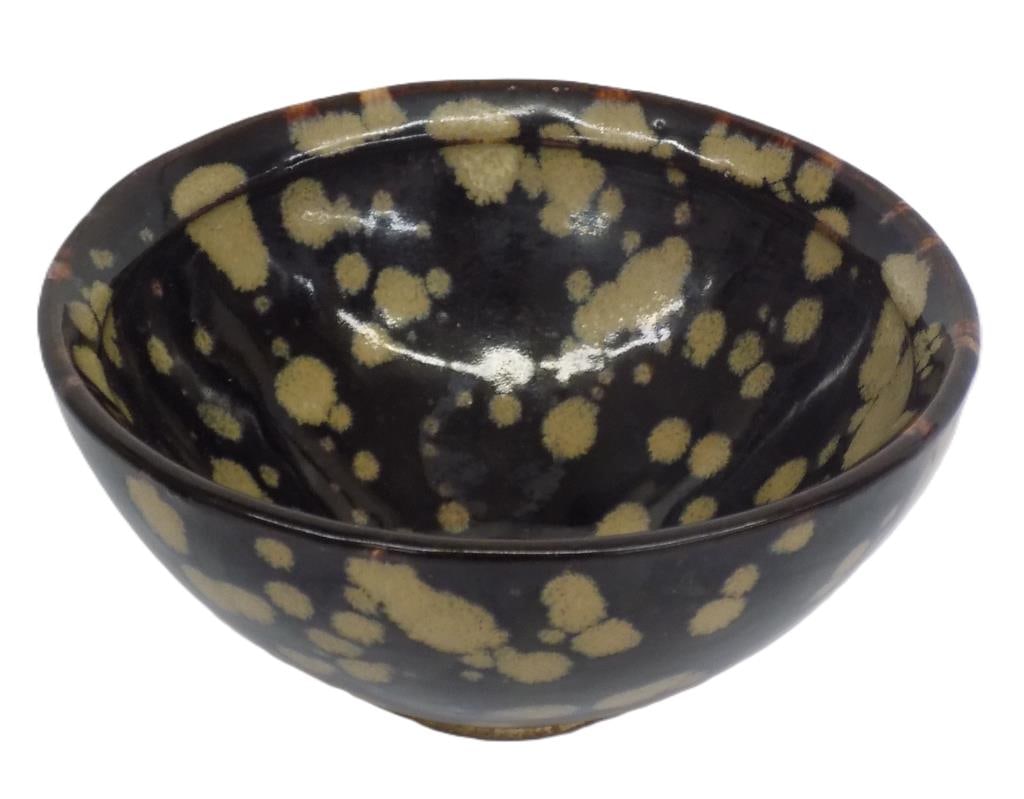 CHINESE SONG DYNASTY JIZHOU SPOT GLAZE TEA BOWL: Chinese Song Dynasty Jizhou ware Tea Bowl. Bold Russet Spotted / Tortoise Shell Design. Ceramic Porcelain Glazed Pottery. Provenance: Prominent Estate of a Late Collector