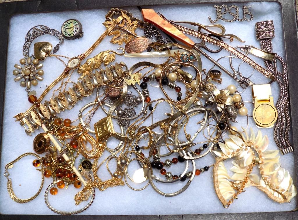 VINTAGE JEWELRY LOT NECKLACES BRACELETS LOCKETS (1 of 4)