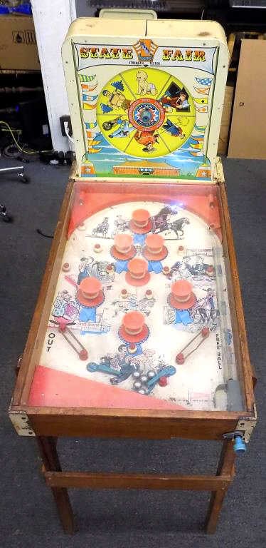 VINTAGE SUPERIOR FAIR TIN TOY PINBALL MACHINE (1 of 5)