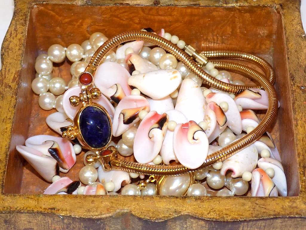 LEONARDO DAVINCI SCENE GILT WOOD JEWELRY BOX ETC: After Leonardo Davinci - Italian Gilt Wood Jewelry Box with Necklaces including Shell and Real Pearl Necklace. Height 2.5" x Width 5" x Length 5" 1 lb